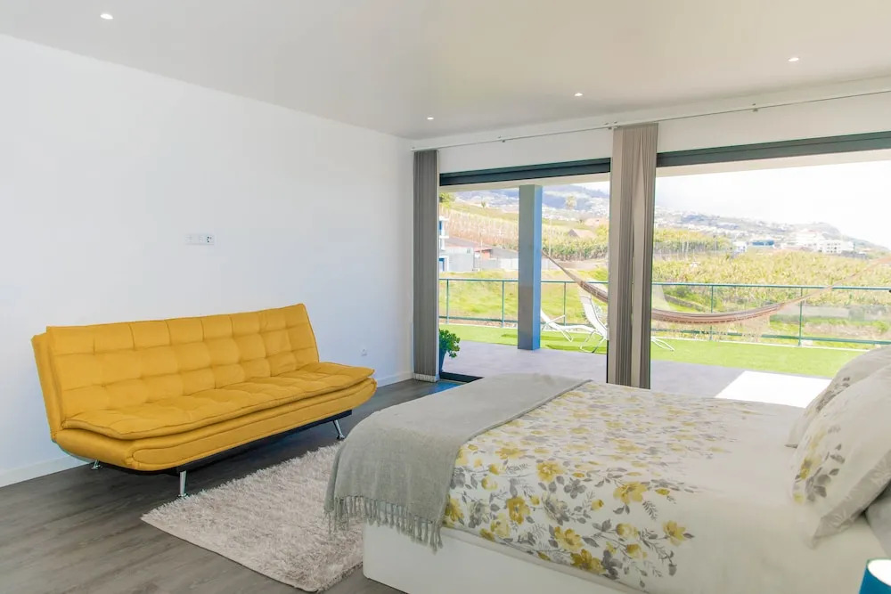 House - Sleeps 3, Free Parking, Garden & Jacuzzi