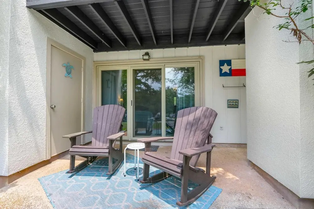 Charming Lakeside Condo - Moments to Lake Fun