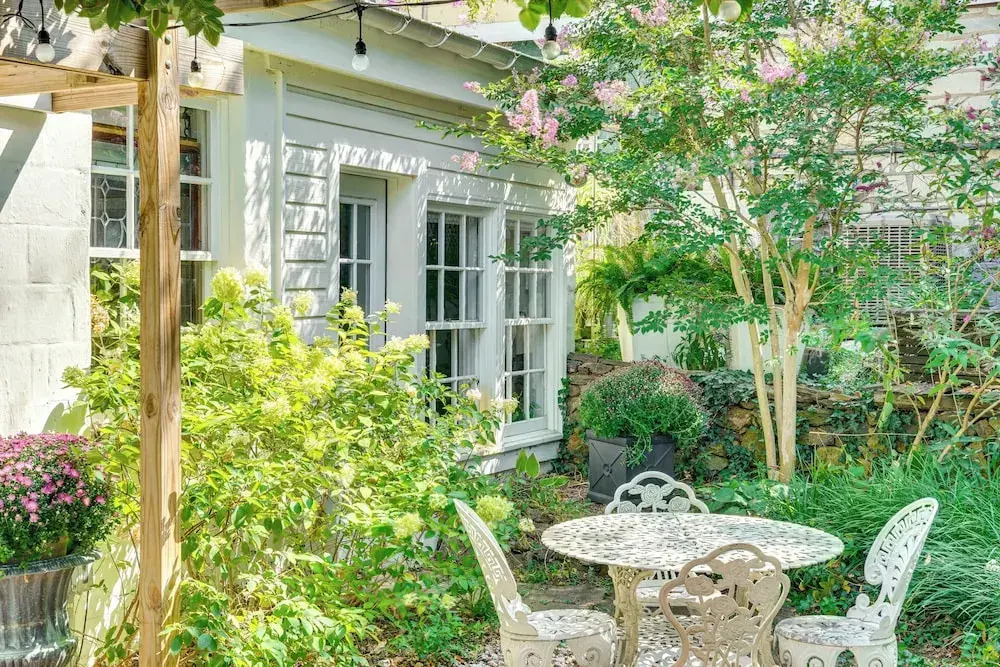 Cottage w/ Furnished Patio & Garden: Dtwn Leesburg