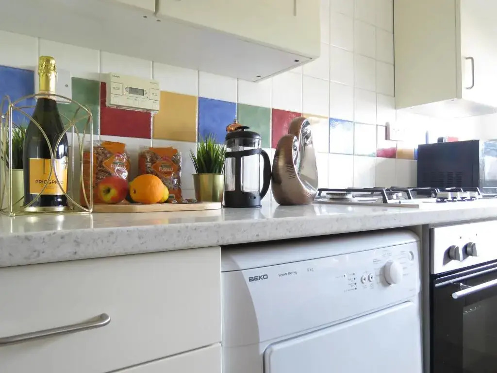 Tudors eSuites 3 Bedroom Apartment 6 Beds & Parking