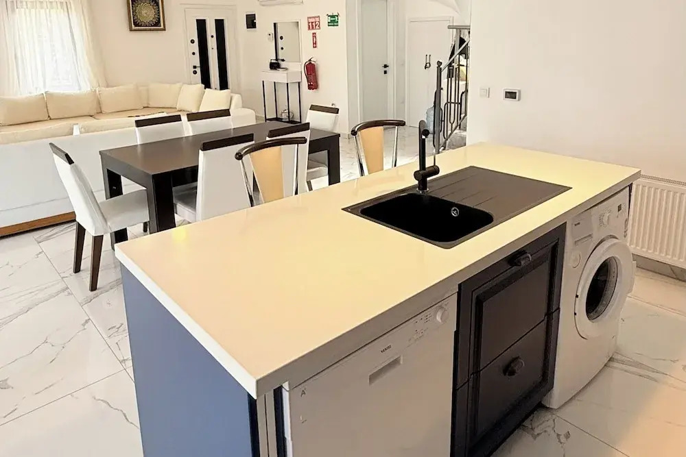 Villa-Sleeps 8-Parking-Pool-Bbq