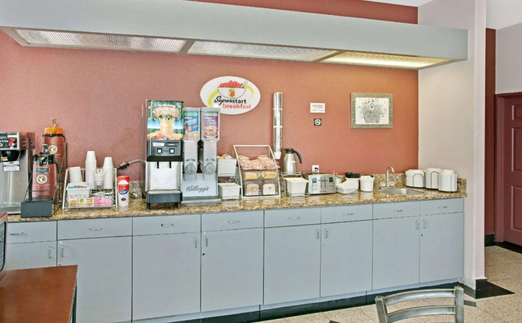 Super 8 by Wyndham Hollywood/LA Area