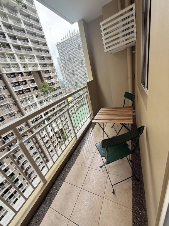Aesthetic Cozy Apartment Condo With Pool Balcony & Deck