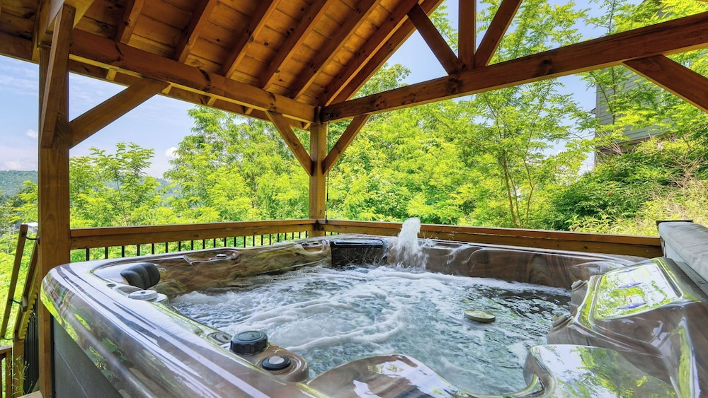 Evergreen Echo by Avantstay Cabin w/ Mountain Views, Theater, Game Room, and Hot Tub