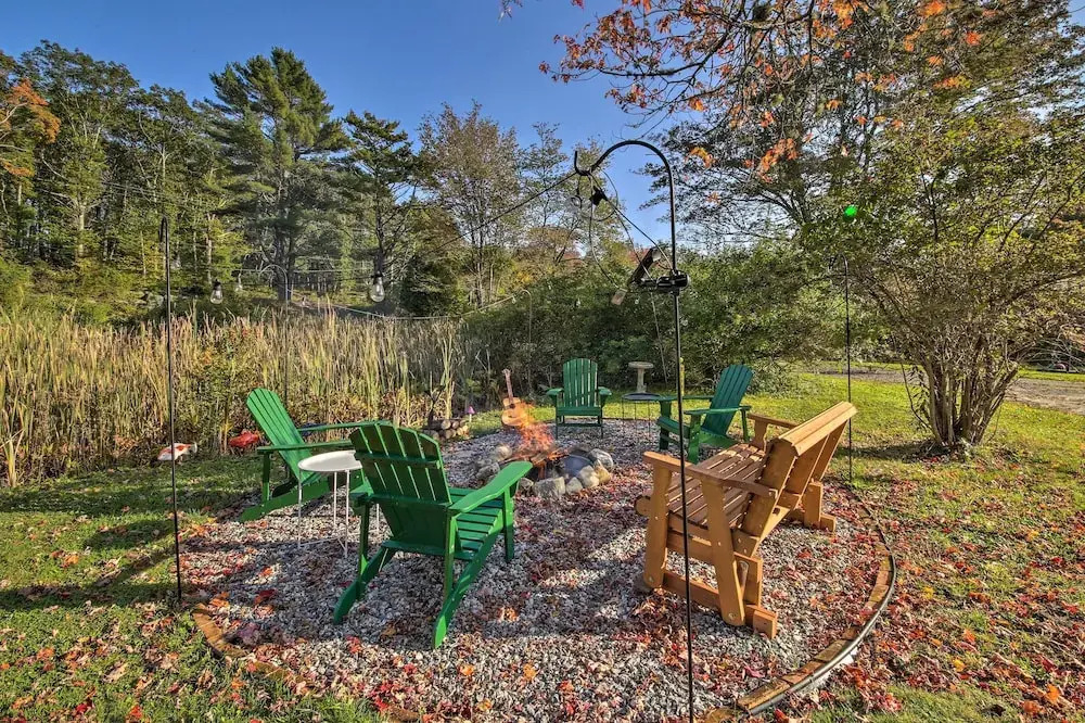 Boothbay Apt w/ Furnished Deck ~ 1 Mi to Bay