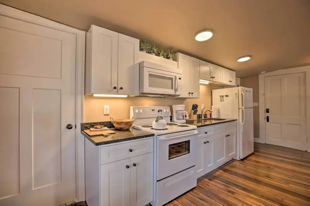 Chic Main Street Retreat < 7 Mi to KY Horse Park!