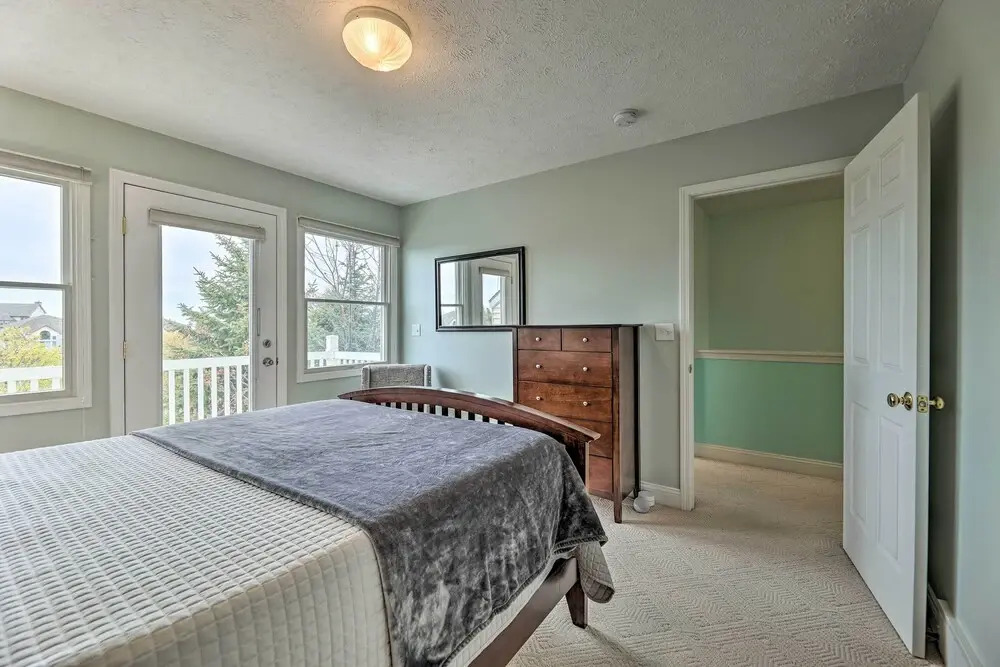 Bright Manistee Condo w/ Beach + Pool Access!