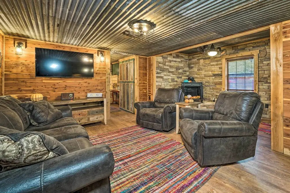 Private Hot Tub & Deck! Cabin Near Broken Bow Lake
