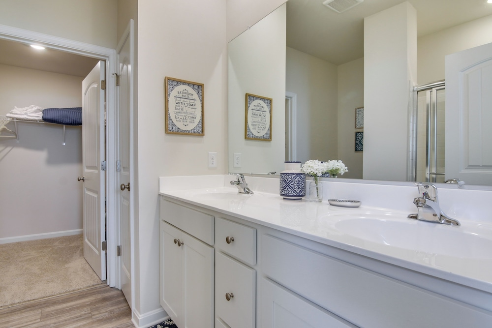Shuttle to the Beach! Spacious Home in Millville