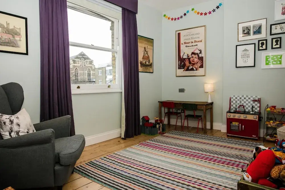 3 Bedroom Family Home Sleeps 6 in Camden