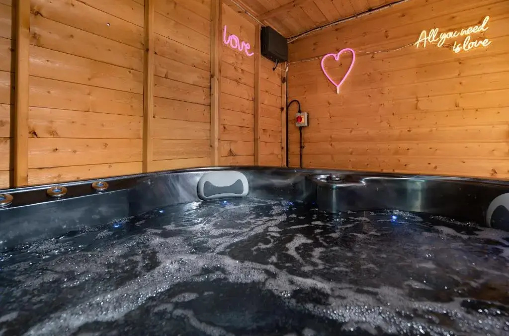 Get Away Home With Hot Tub Sleeps 4
