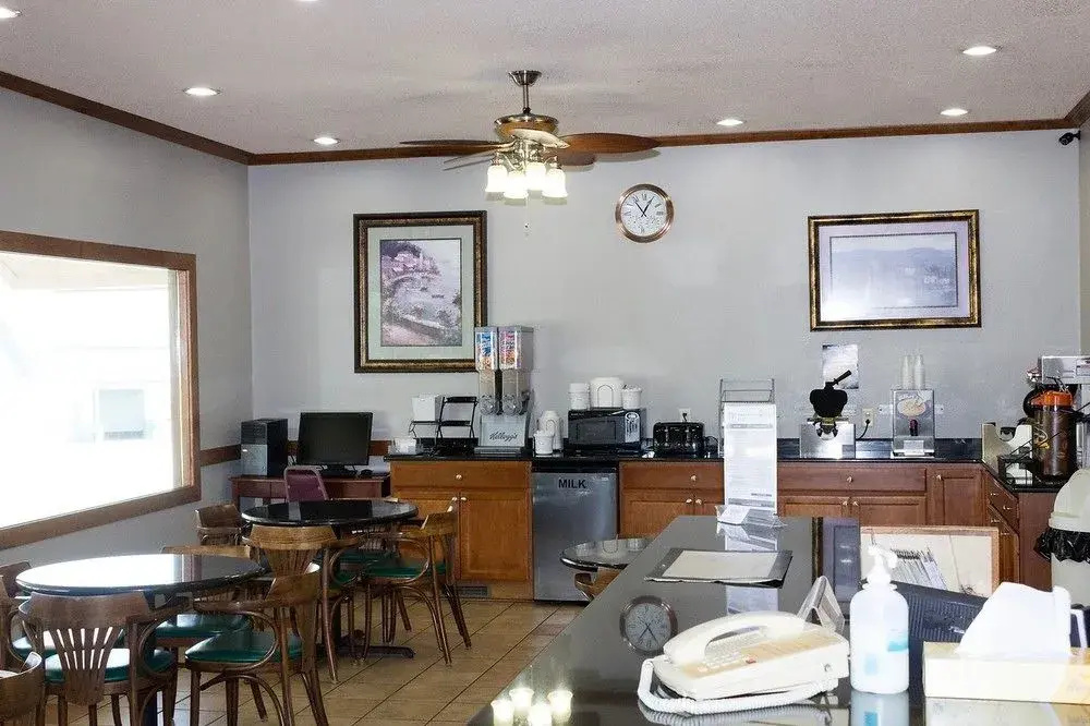 Hometown Inn & Suites