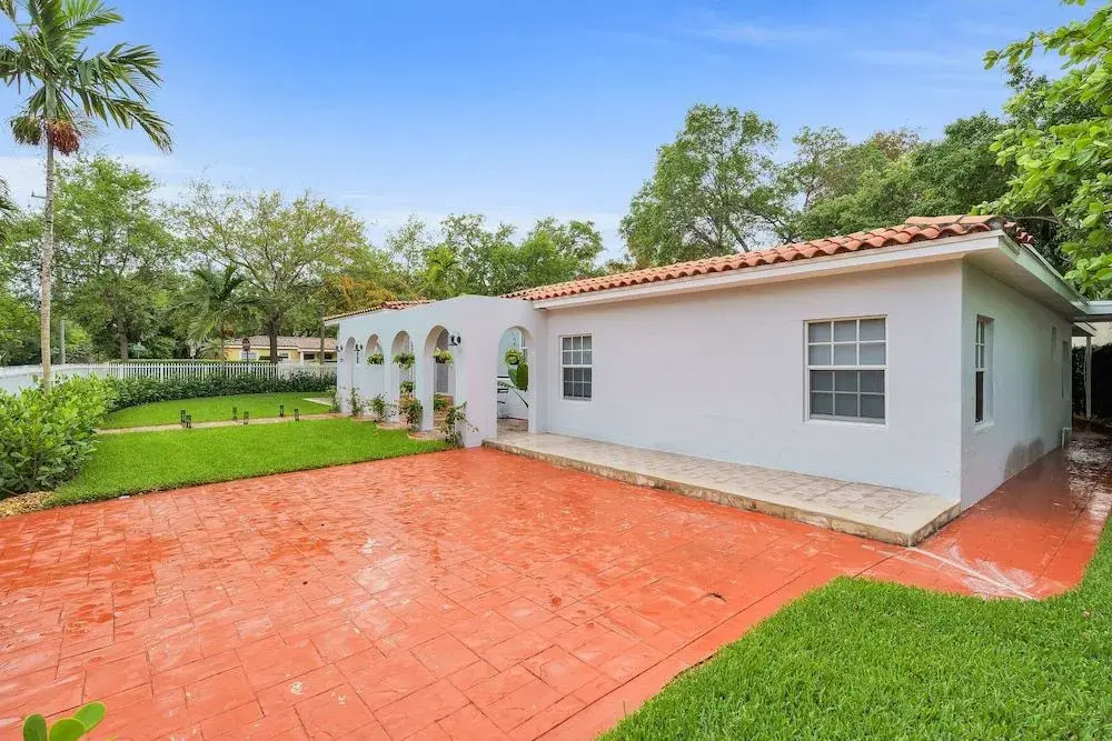 "Fantastic House 5min to Brickell w/ Pool & Tub".