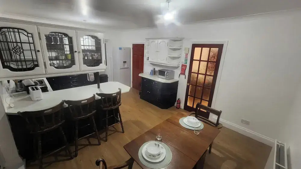 Charming Luton Home for Families & Business Stays