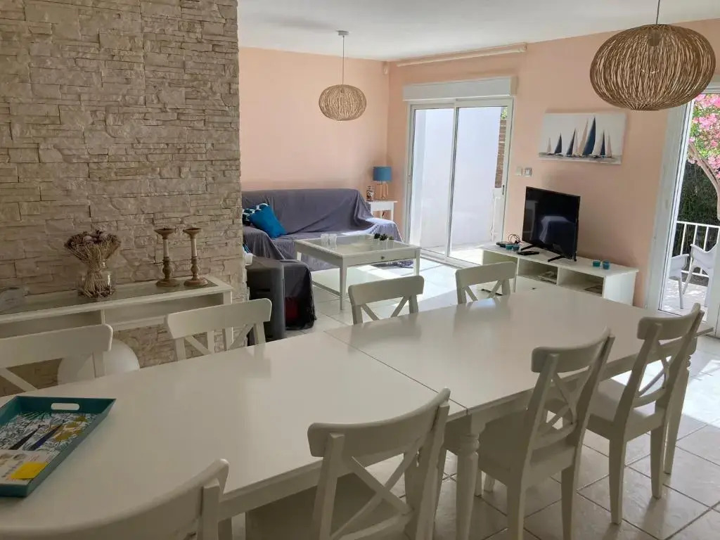 Belle villa spacieuse avec piscine privée, semi climatisée- 10 couchages, wifi, proche canal du midi et à 4 km de la mer LXPIN7