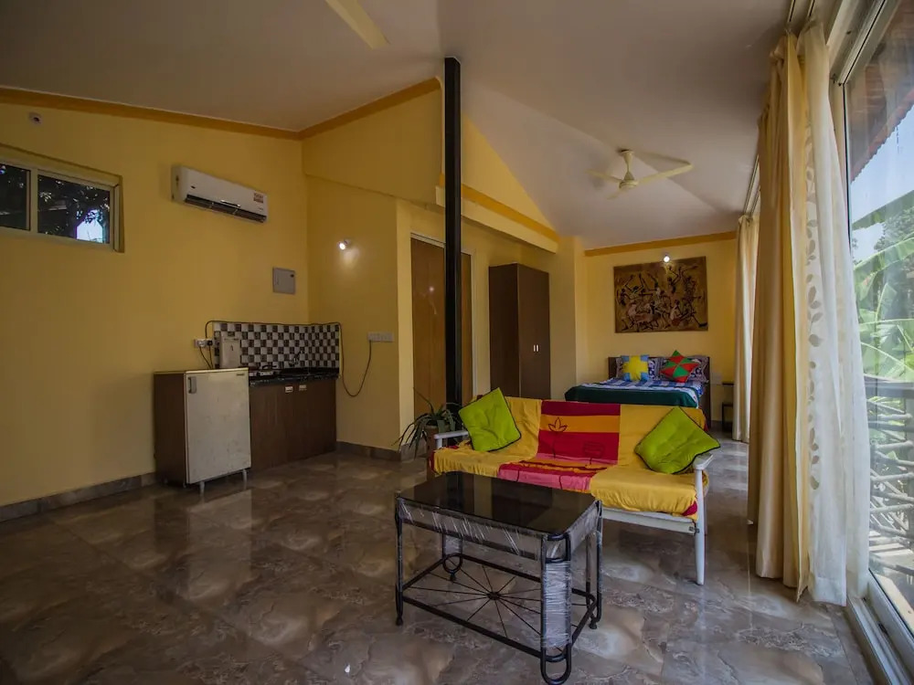 OYO 13048 Home Studio Siolim