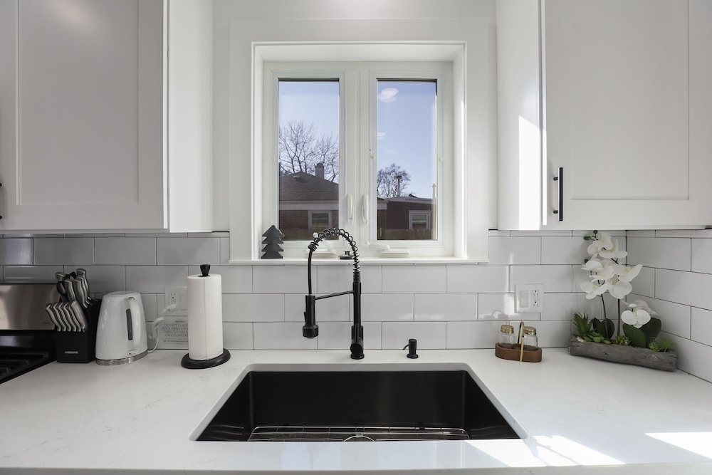 Modern Home Near Rosemont/allstate Arena O'hare 3 Bedroom Home