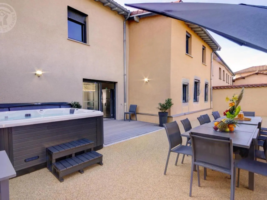 Gîte spacieux avec espace extérieur et jacuzzi à Montchal - FR-1-496-234