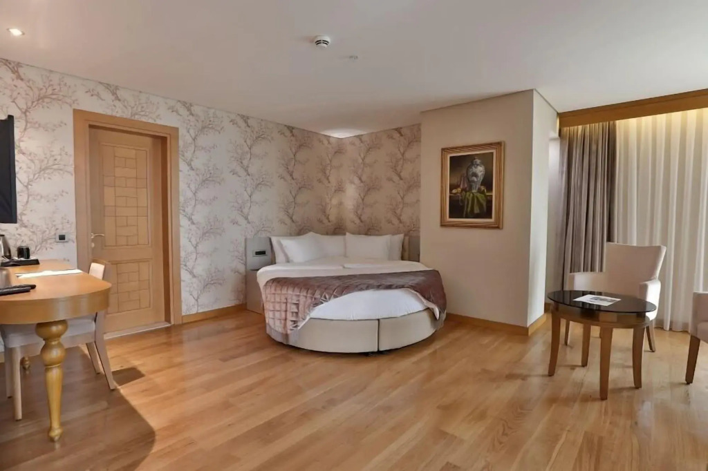 Queen Hotel & Spa