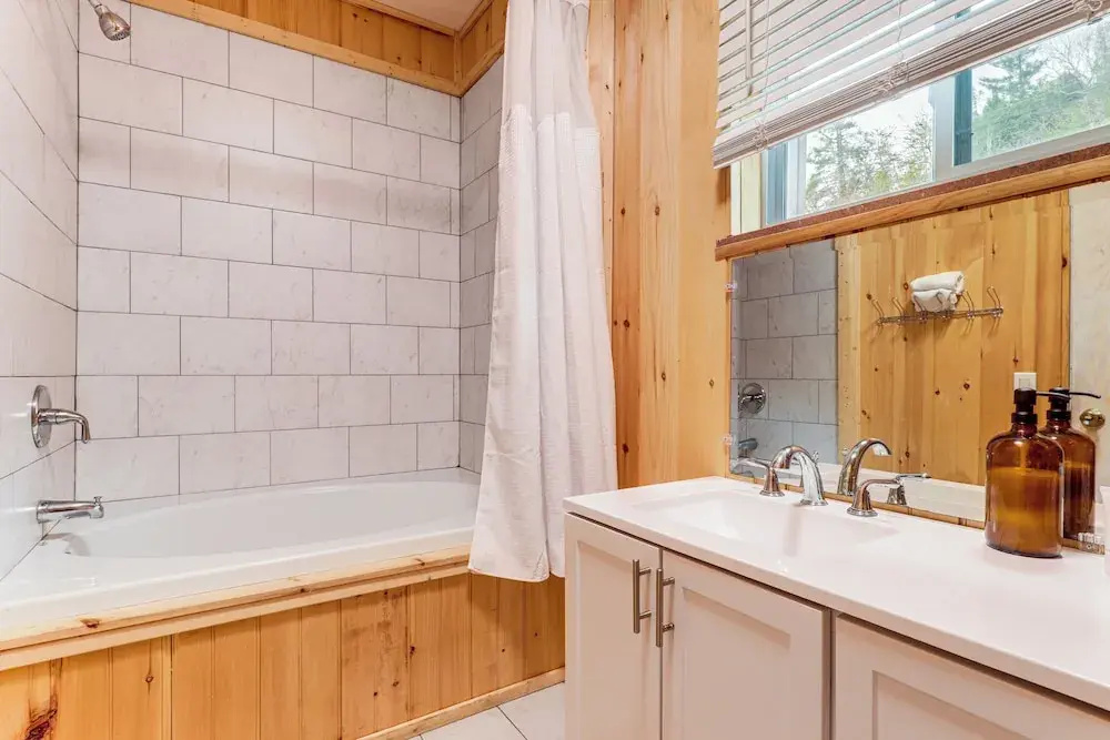 Creekside Home w/ Hot Tub, 3 Mi to Dtwn Gatlinburg