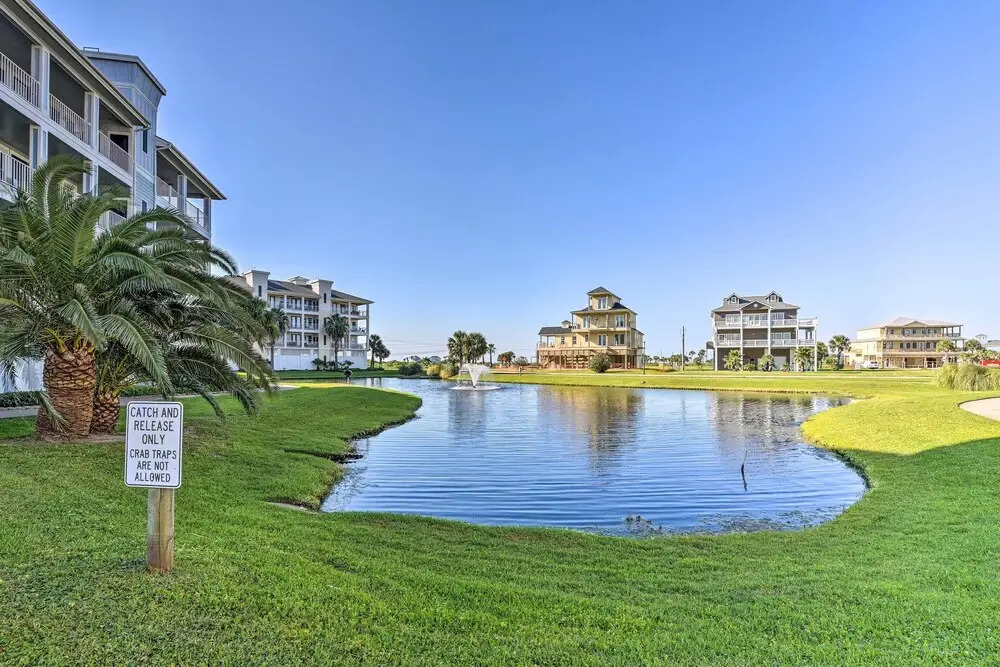 Gulf View + Beach Access: Galveston Resort Condo!