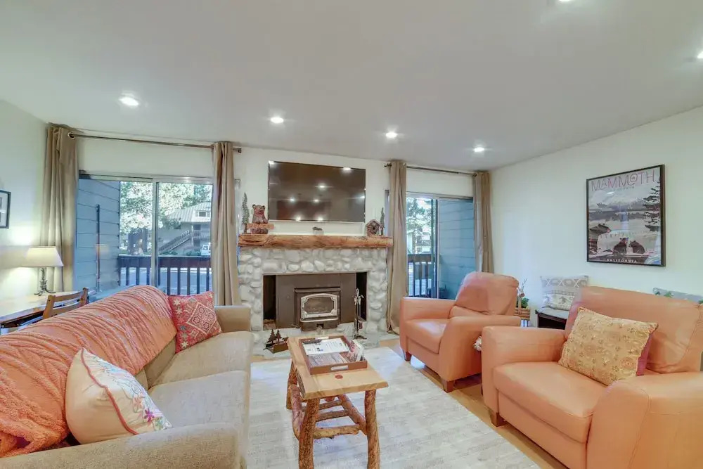 Ski Condo w/ Community Amenities in Mammoth Lakes!