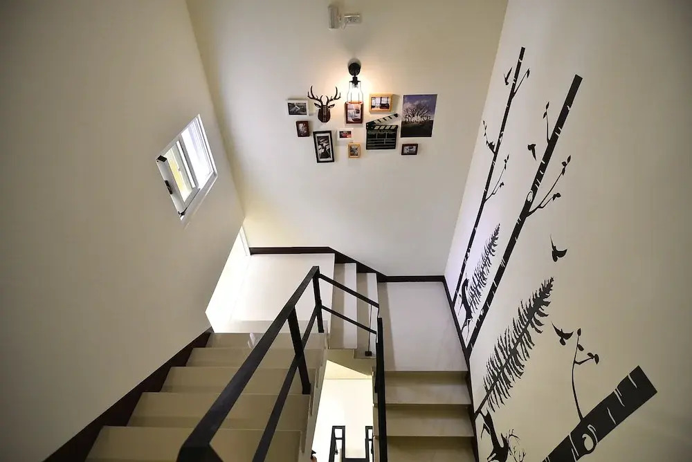 Paper Jet B&B