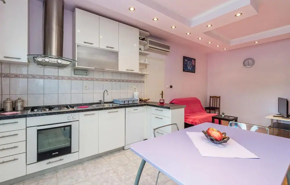 Stunning Apartment in Lovran With 1 Bedrooms and Wifi