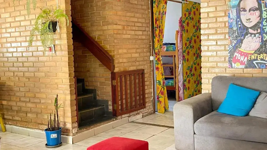 Pousada São Jorge 1 MIN A PÉ DA PRAIA Casa de família, simples e aconchegante, Na Av principal da praia café disponível até 12hs cozinha completa e churrasqueira disponível para uso ar cond das 20hs as 8 30