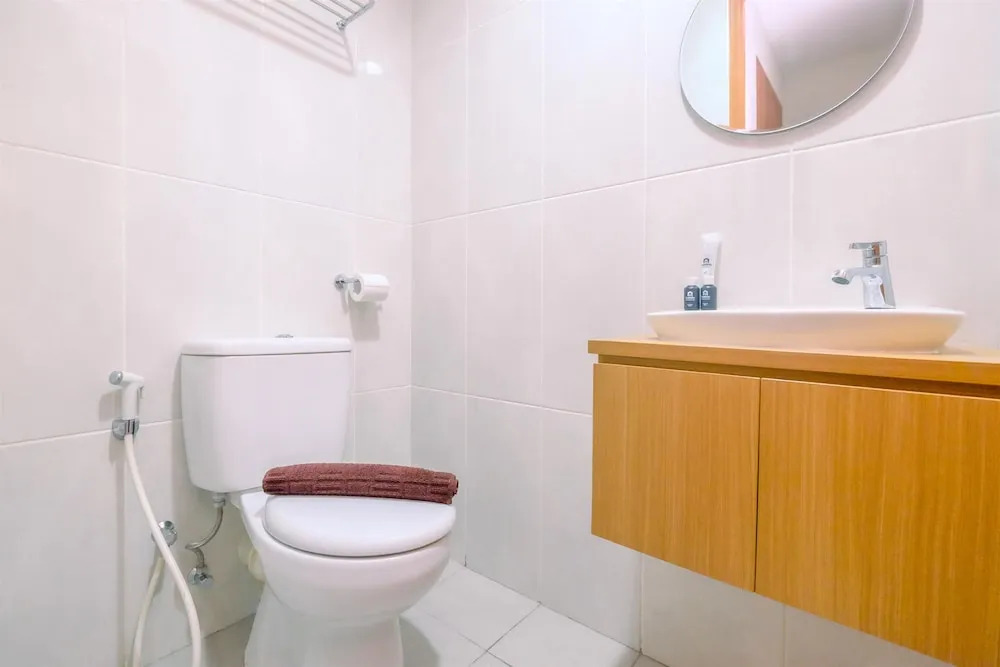 Good Choice And Strategic 2Br Without Living Room Evenciio Apartment