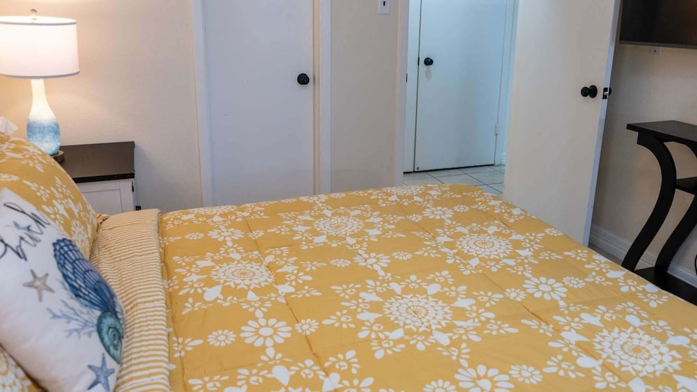 Direct Bayfront Sunsets - Boat Docks - Pool - Fish 2 Bedroom Apts