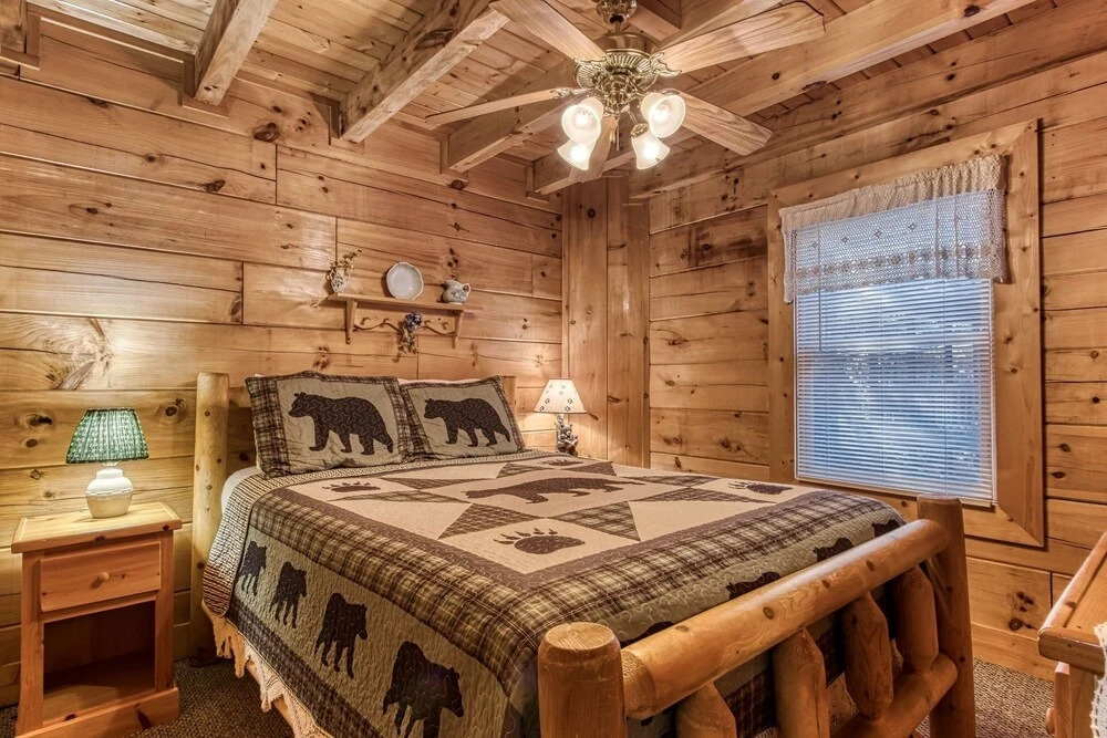 Er 256 - Smoky Mountain Top Great Location - Close To Town! 3 Bedroom Cabin by RedAwning