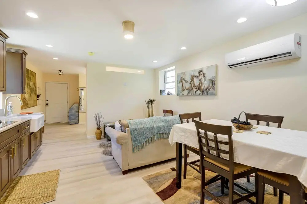 Fayetteville Guest House: Walk to Nature Preserve!