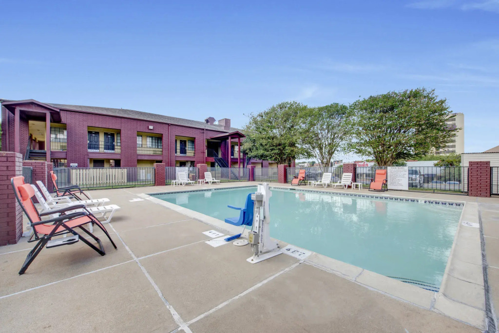 Days Inn by Wyndham College Station University Drive
