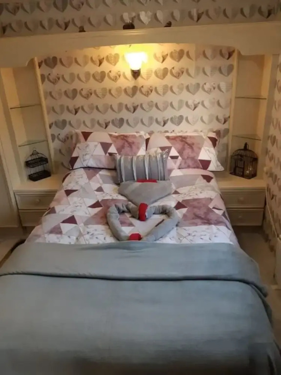Beautifully Decorated 2 bed Caravan in Foel, Welsh