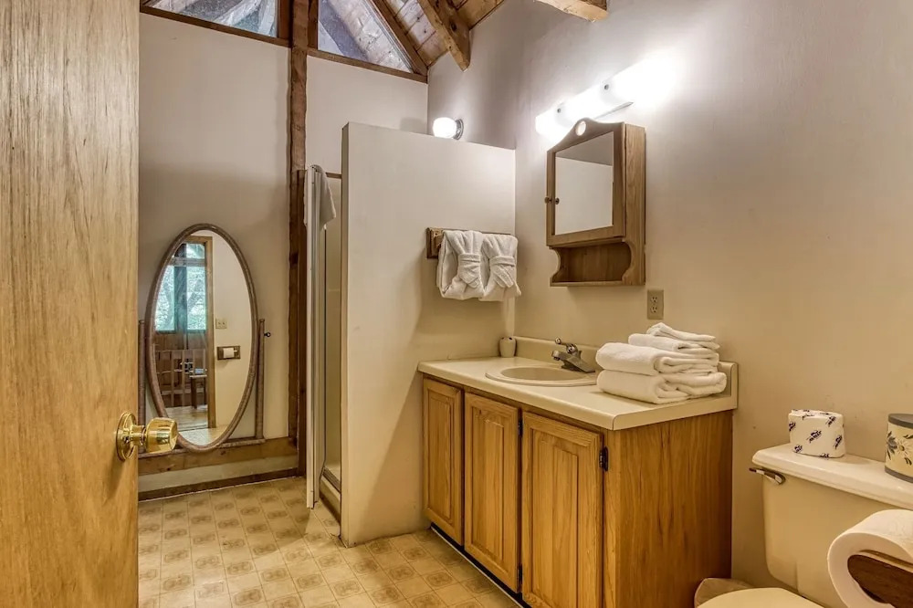 Valhalla - Private Rustic Getaway 2 Bedroom Cabin by RedAwning