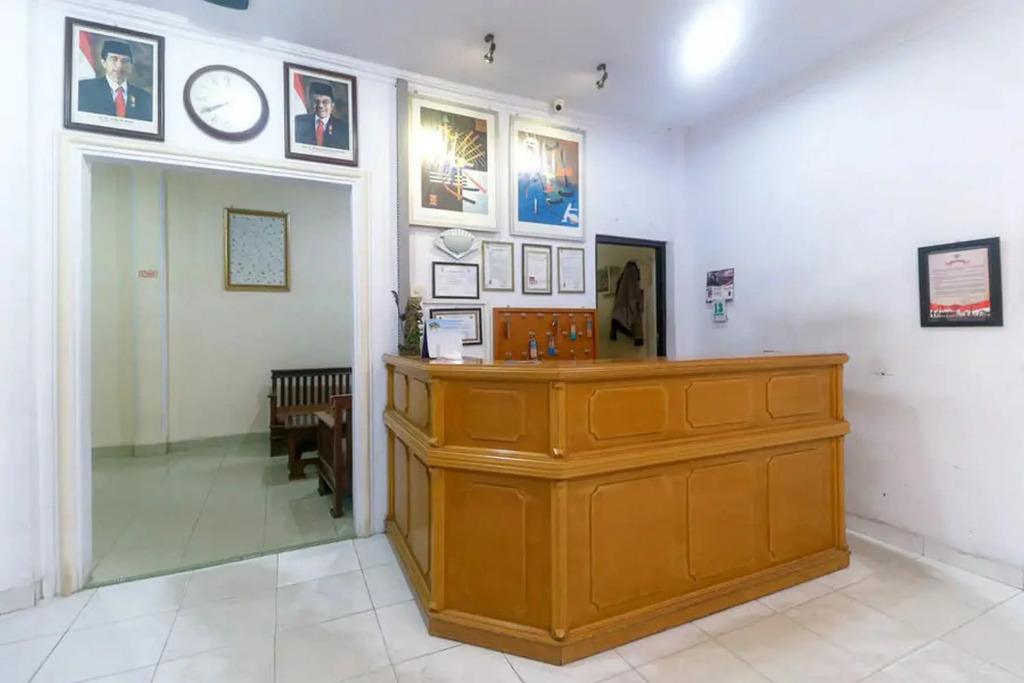 RedDoorz Plus near WTC Batanghari Mall