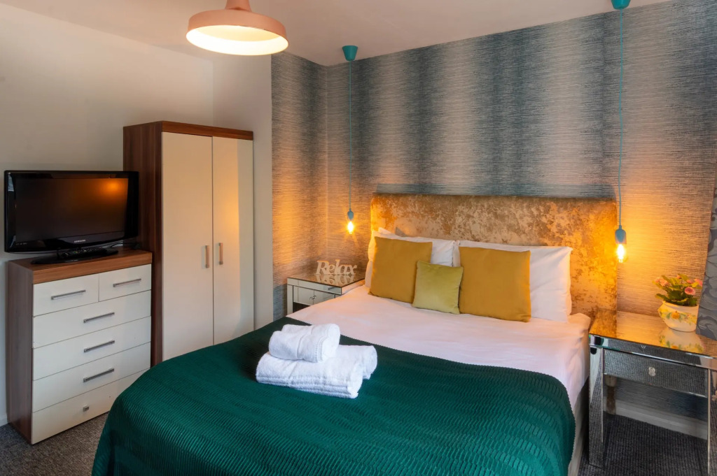 PickThePlace 3-bedroom Plymouth apartment