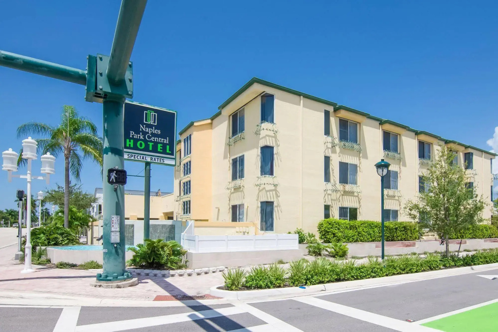 Naples Park Central Hotel