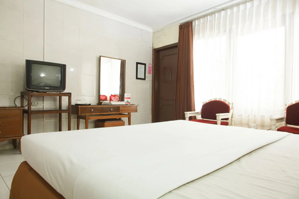 RedDoorz Near Tunjungan Plaza