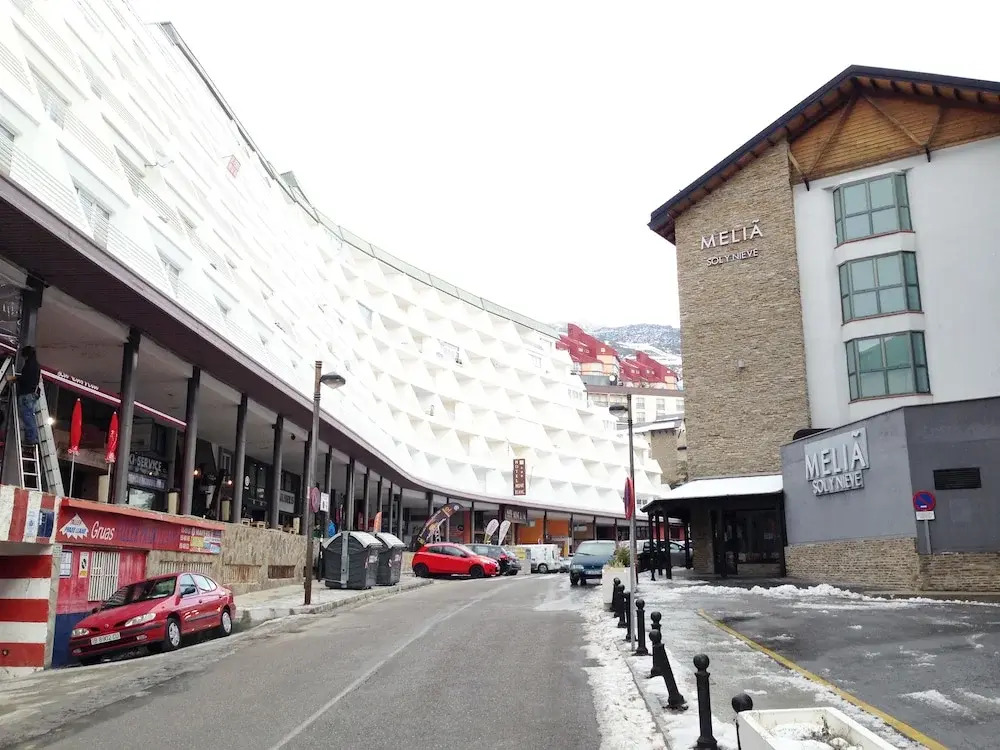 SKI & SNOW APARTMENTS - PLAZA DE PRADOLLANO - Junto a los Telecabinas by TODOSIERRANEVADA