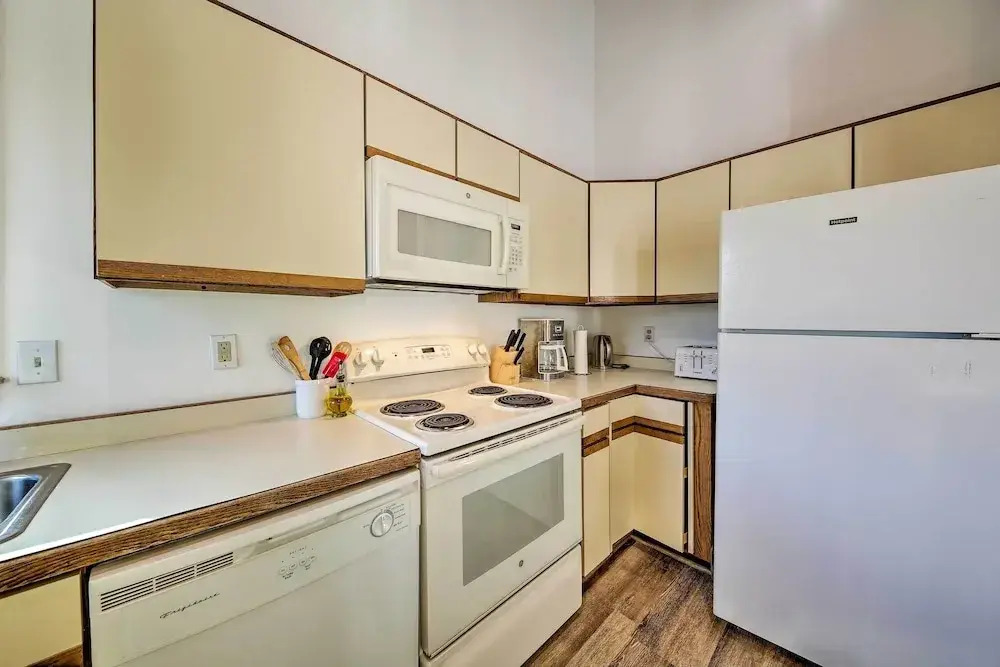 Bright Southern Shores Family Home < 1 Mi to Beach