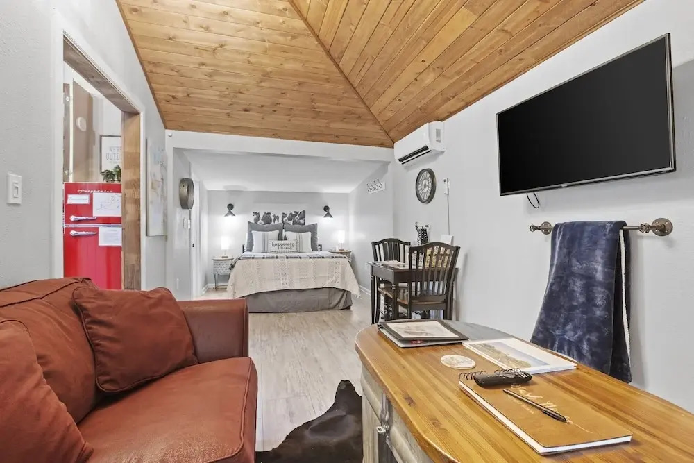 1929 Bell Estate 1 Bedroom Cottage