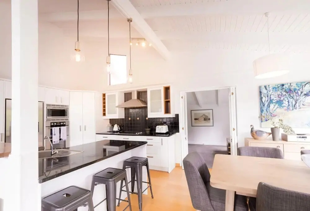Modern 4 Bedroom Family Home With Pool