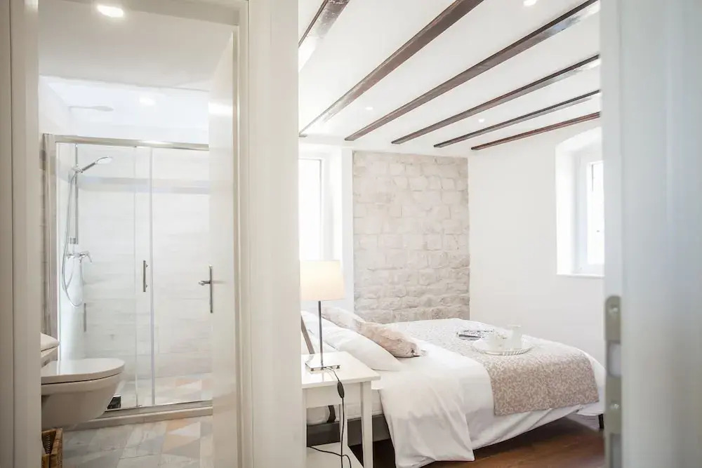 Tinel Longo, holiday home for up to 8, city center, BBQ, terrace