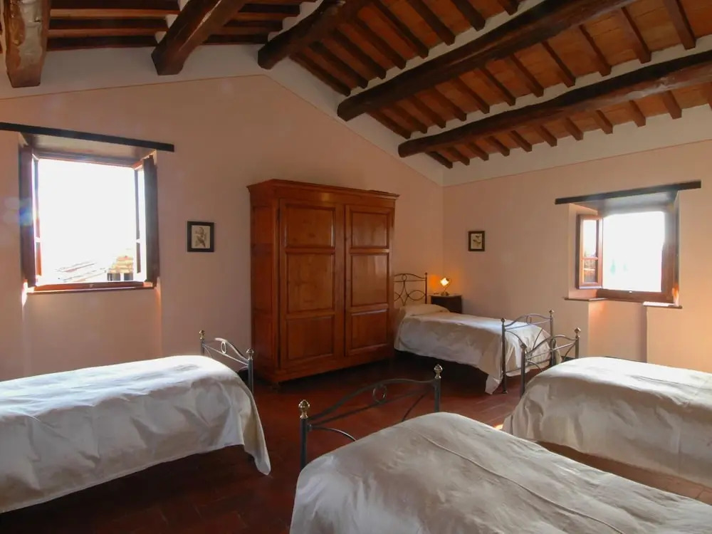 Agriturismo near Cortona with Spacious Garden & Swimming Pool