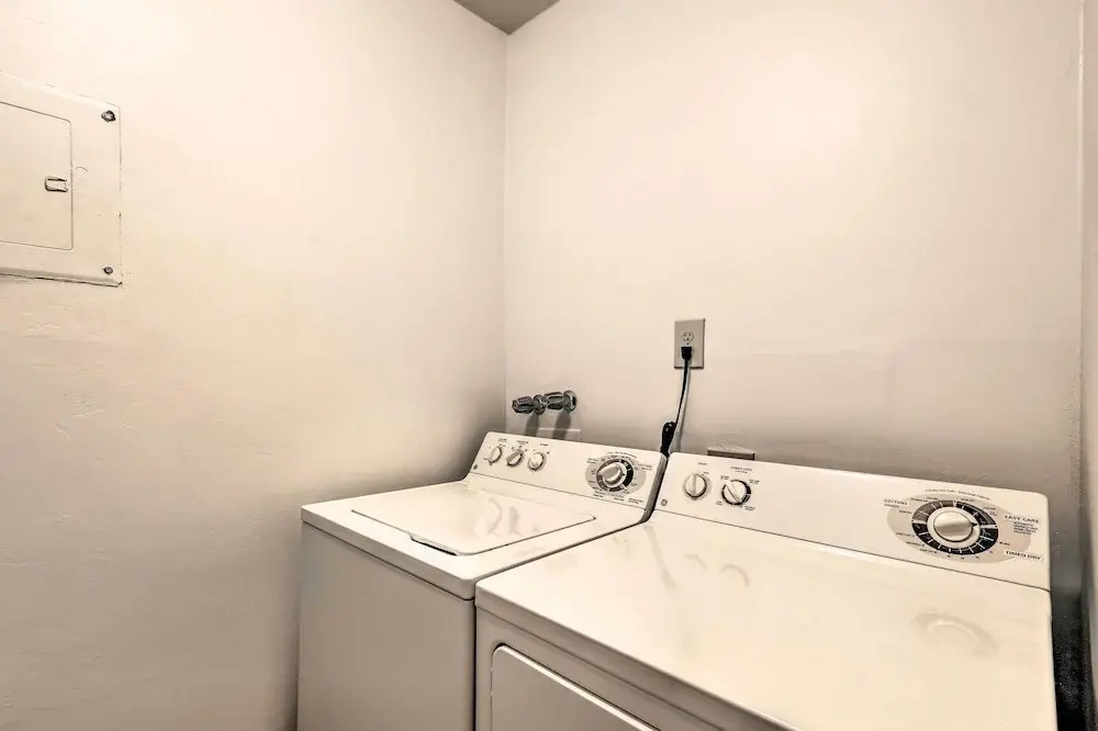 Tucson Townhome: 11 Mi to Dtwn - Long-term Stays!