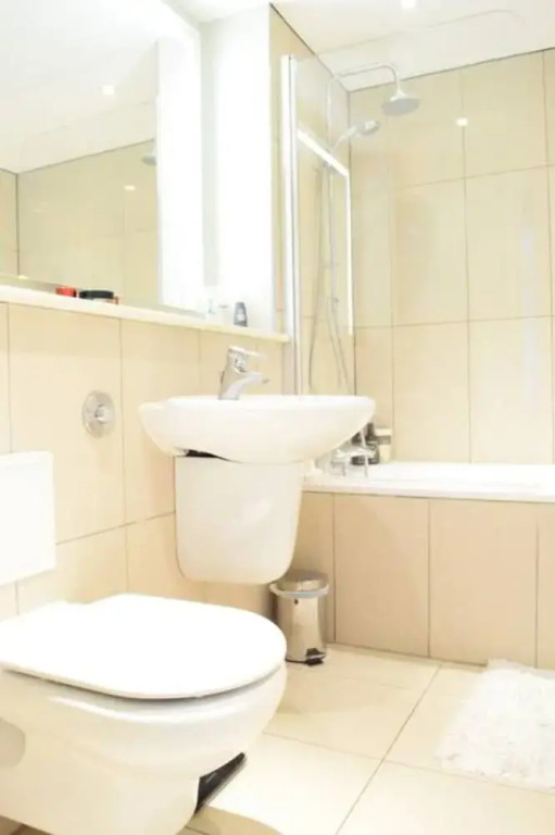 East London 2 Bed Flat With Balcony