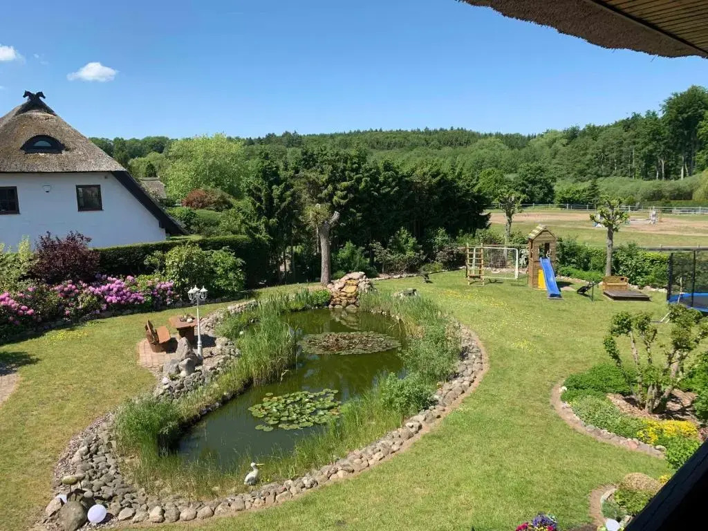 Land FeWo am Teich_ Reet gedeckt_O