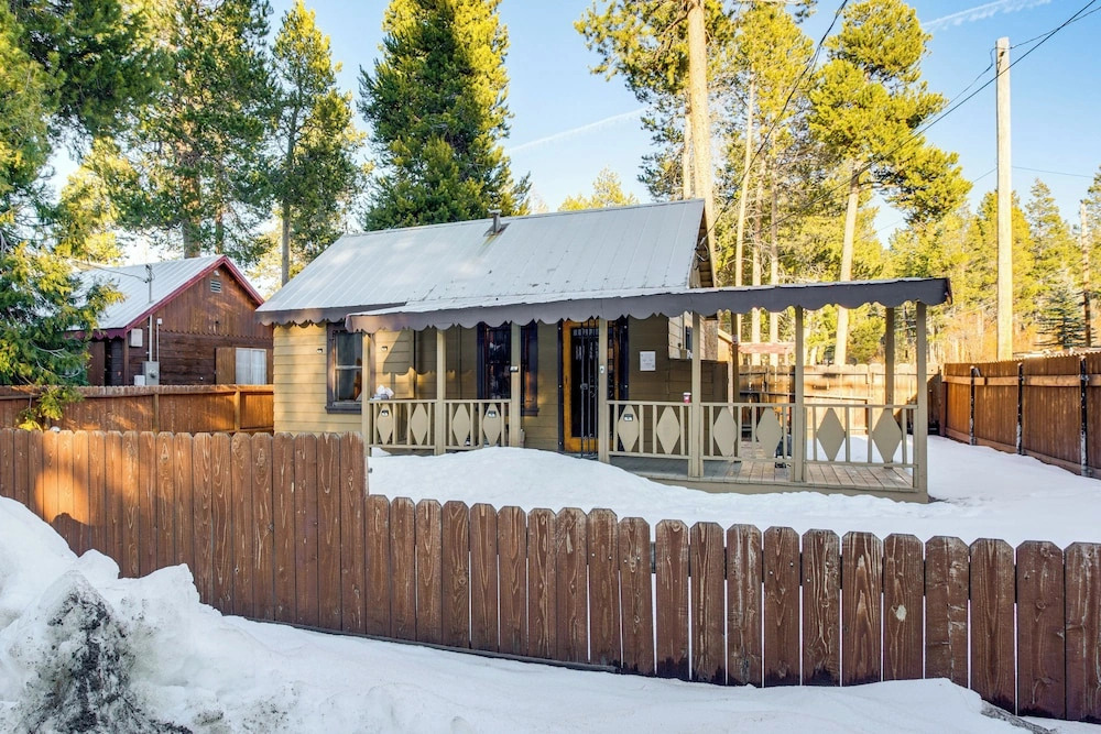 Close to Lake & Heavenly Mtn Resort! Quaint Cabin
